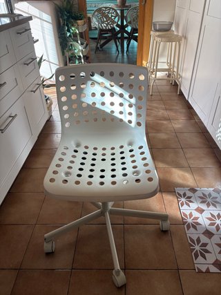 Silla de oficina blanca.