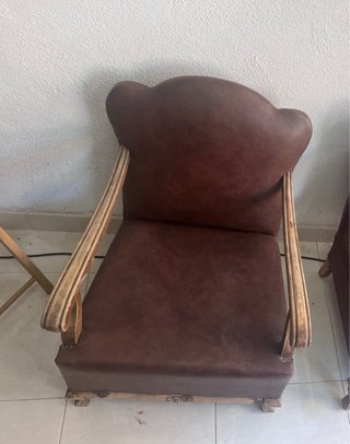 Sillón de piel y madera