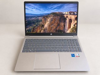 HP i5 13ª gen 16GB 512GB + cargador