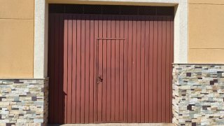 Puerta de garaje marrón