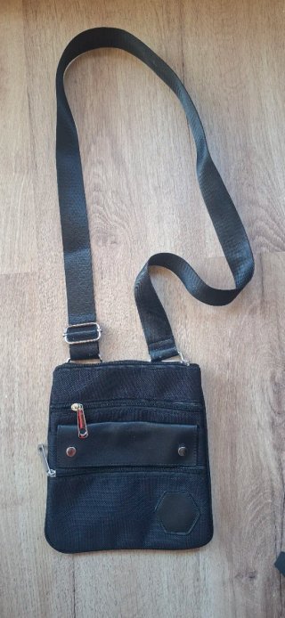 Bandolera negra con múltiples bolsillos.