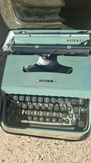 Máquina de escribir Olivetti Pluma 22