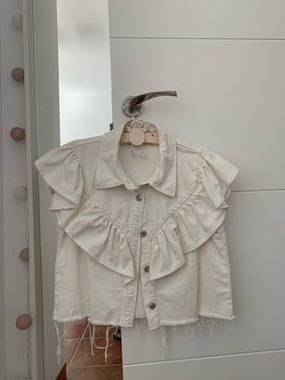 Chaleco vaquero blanco con volantes