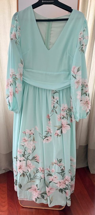 Vestido largo verde con flores rosas