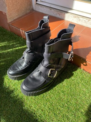 Botines negros de piel con hebillas