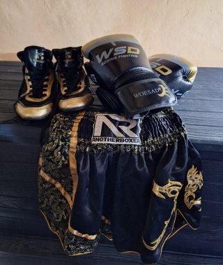 Conjunto Boxeo/Muay Thai Mujer WOESAD