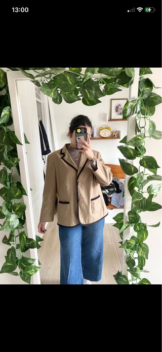 Americana beige con ribetes