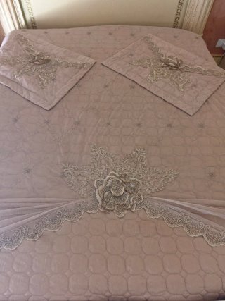 Trapunta matrimoniale beige/ con coppia di cuscini