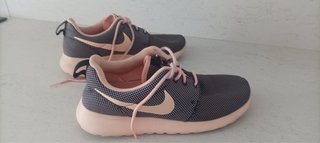 Zapatillas Nike Mujer Roshe Run Gris Rosa
