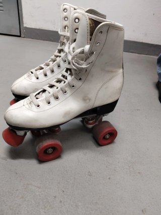 Patines blancos de cuatro ruedas