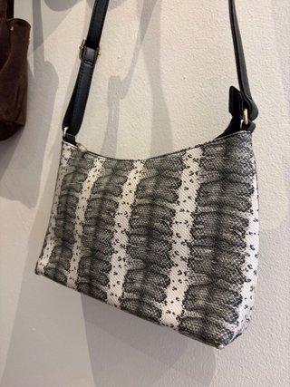 Bolso con Estampado de Serpiente Gris