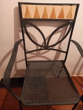Sillas de forja con detalle decorativo