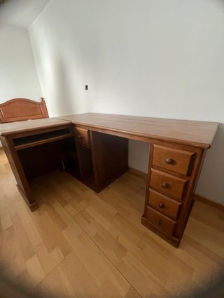 Escritorio de madera barnizado a mano