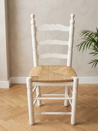 Silla de madera estilo sevillano.