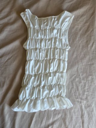 Blusa blanca fruncida.