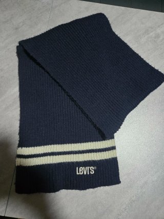 Sciarpa Levi's blu navy e crema con logo ricamato
