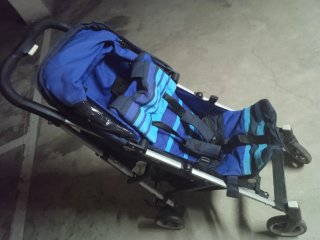 Silla de paseo azul y negra