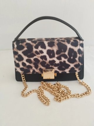 Bolso de mano negro con estampado leopardo