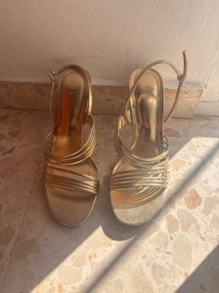 Sandalias doradas Zara