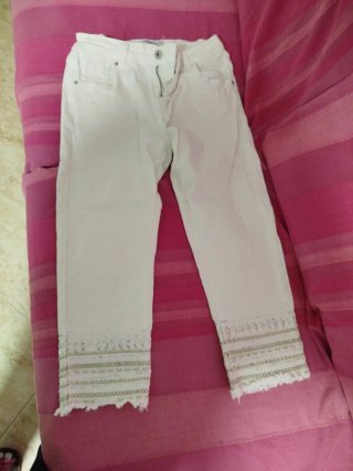 Pantalón Blanco con Detalles en el Bajo