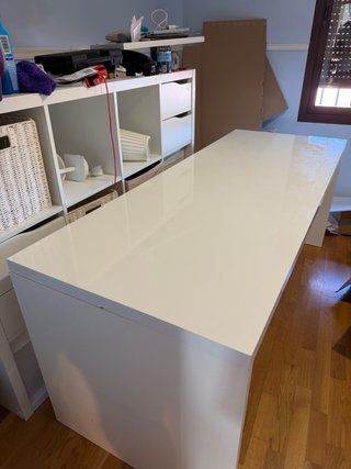 Mesa de escritorio blanca