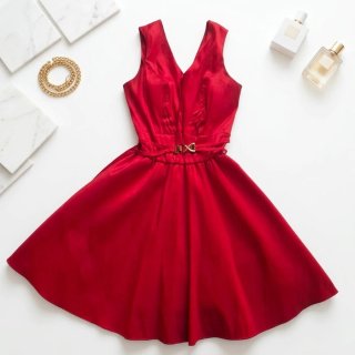 Vestido rojo de vuelo talla M con cinturón dorado