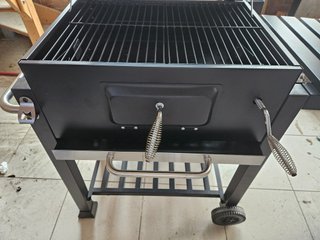 Barbacoa de carbón con tapa