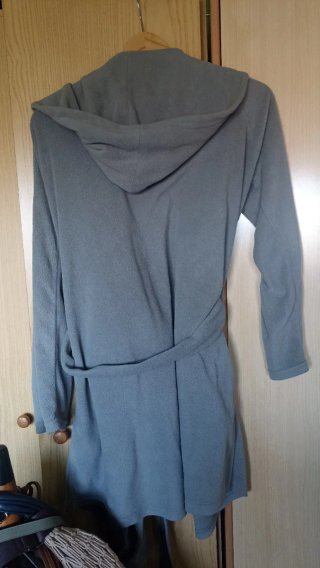 Bata de mujer gris con capucha