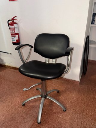 Silla de peluquería negra y plateada