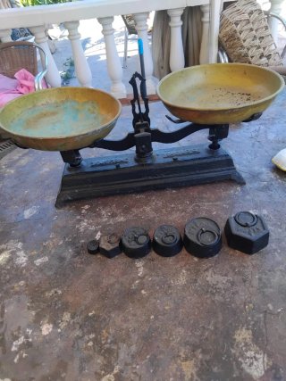 Báscula Antigua de Hierro con Pesas