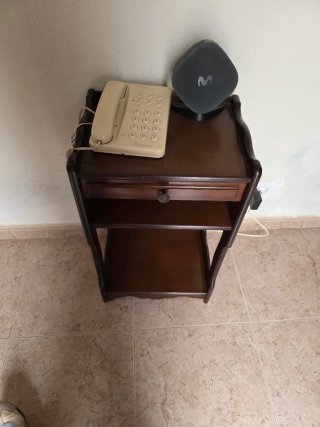Mesita de noche antigua de madera