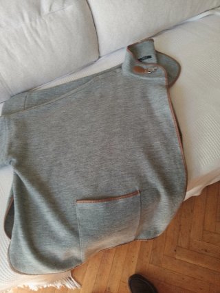 Capa de mujer gris