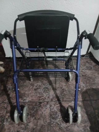 Andador para mayores con asiento y cesta