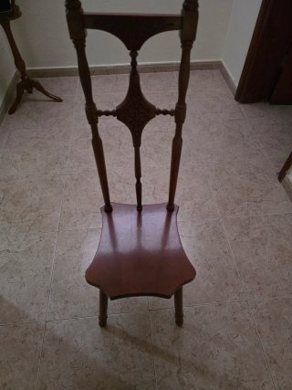 Silla Antigua de Madera