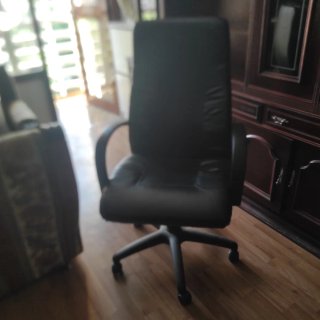 Silla de oficina negra giratoria