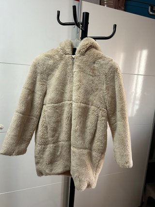 Abrigo de pelo beige para niña