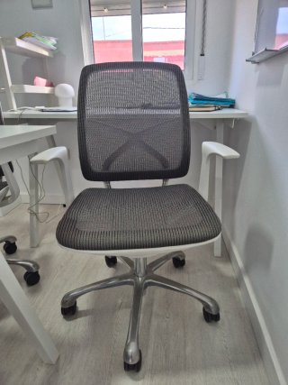 Silla de oficina ergonómica gris