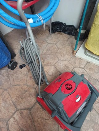 Robot Limpiafondos Piscina Rojo y Gris