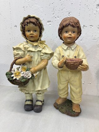 Decorativa pareja de niños campesinos (en resina).
