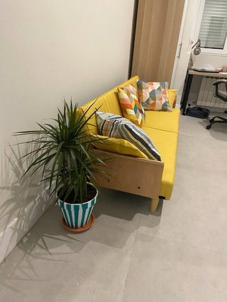 Sofá Cama Amarillo con Reposabrazos de Madera