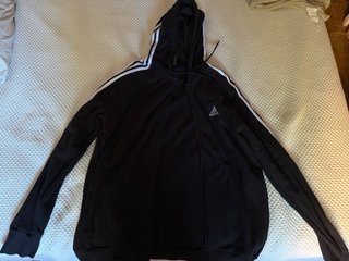 Chaqueta con capucha Adidas negra