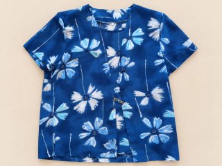 Blusa floral azul y blanca talla L
