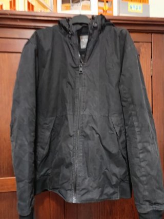 Chaqueta negra con capucha