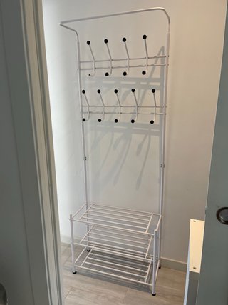 Appendiabiti bianco in metallo con scarpiera