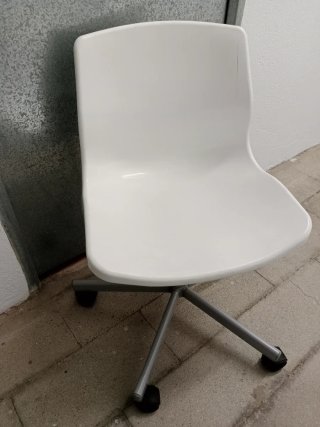 Silla de escritorio blanca con base metálica