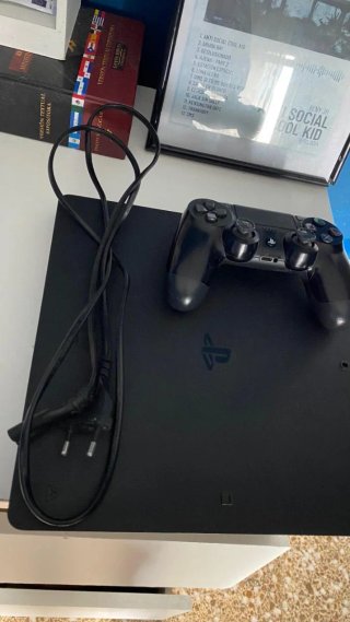 PS4 (PlayStation 4) Negra con Mando