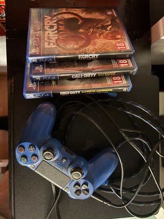 PS4 (PlayStation 4) con mando y 3 juegos