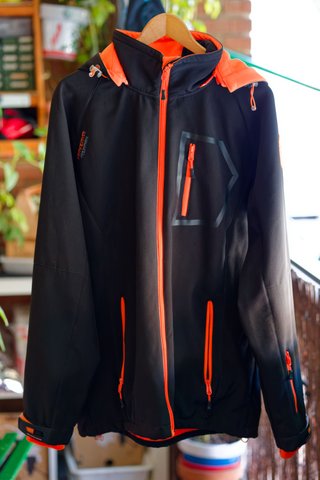 Chaqueta Himalaya Mountain negra y naranja
