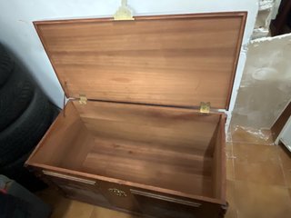 Baúl de madera antiguo