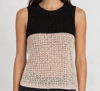 Blusa sin mangas beige y negra